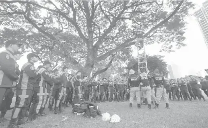  ??  ?? Firefighte­rs from all over Central Visayas compete for the title of regional champion for the BFP-7’s second Fire Olympics which opened yesterday at the Ayala Center Grounds, Cebu City.