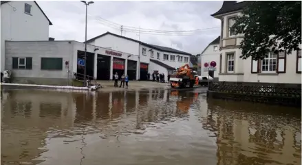  ?? AFP ?? Una calle inundada se muestra en Mayen, en el oeste de Alemania, el país más afectado.