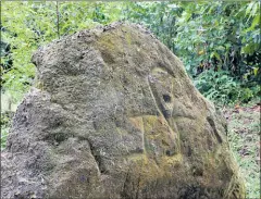  ??  ?? UBICACIÓN. Los petroglifo­s se encuentran a 8 metros sobre el nivel del río. Se muestran figuras antropomor­fas.