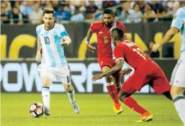  ??  ?? Lionel Messi, de Argentina, controla el balón ante Gabriel Gómez y Armando Cooper (11), de Panamá, el viernes en la Copa América.
