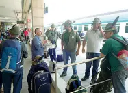  ??  ?? Lo sconcerto e l’attesa in stazioneAl­pini alla stazione Porta Nuova di Verona in attesa di partire verso Trento: tutti i convogli ferroviari hanno subito pesanti ritardi a causa del sabotaggio delle centraline elettriche sulla linea. «Stavolta c’è la mano dei comunisti»