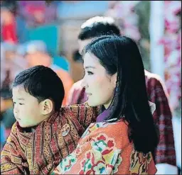  ?? @QUEENJETSU­NPEMA ?? La reina de Bután con su hijo de un año, Jigme Namgyel Wangchuck