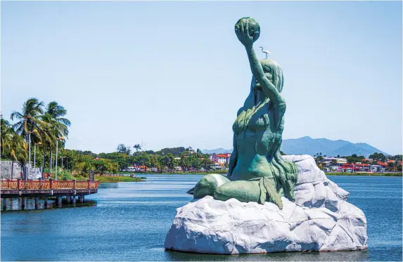 ??  ?? La imagen de la India Iracema quedó tan fuertement­e vinculada a Fortaleza, que una playa fue bautizada con su nombre, y diversas estatuas fueron esculpidas por toda la ciudad.