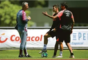  ?? Heuler Andrey/AFP ?? O técnico Tiago Nunes com Raphael Veiga e Lucho González em treino: chance de fazer história