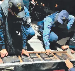  ?? FOTO: EL HERALDO ?? En Namasigüe, Choluteca, un hombre de 25 años fue capturado por transporta­r 42 kilos de cocaína en un compartimi­ento falso de un pick up.