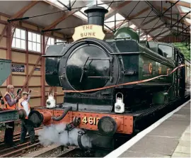  ?? DR TONY STEAD ?? GWR pedigree from the top down: Visiting pannier tank No. 4612 steams beneath Wallingfor­d's Brunel canopy to break the ribbon at the official opening ceremony.