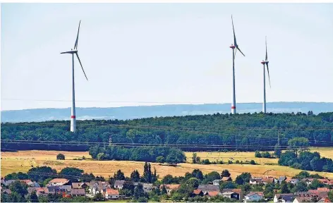  ?? ARCHIVFOTO: BECKER & BREDEL ?? Riegelsber­g fürchtet Windräder wie hier im Windpark bei Schwalbach und wehrt sich deswegen. Saarbrücke­n hält sich zurück.