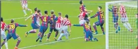  ?? F: VIDETAPE ?? Alba agarró de la camiseta a Villalibre pero ni Gil Manzano ni el VAR vieron penalti