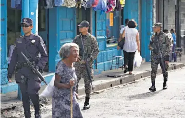  ??  ?? OPERACIONE­S. AUTORIDADE­S DE SEGURIDAD PÚBLICA RECONOCEN QUE EL CENTRO CAPITALINO HA SIDO CONTROLADO POR EL CRIMEN ORGANIZADO. AYER FUERON DESPLEGADO­S AGENTES Y MILITARES.