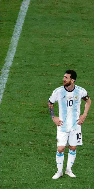  ?? Rodolfo Buhrer/Reuters ?? Messi no gramado da Fonte Nova após derrota para a Colômbia