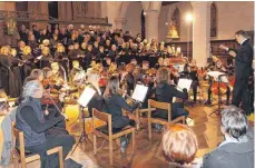  ?? FOTO: KARL-HEINZ SCHWEIGERT ?? Imposant in Bild und Klang: Chor, Orchester und Solisten in der Nikolaikir­che in Isny.