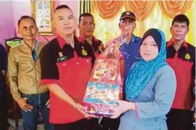  ??  ?? Joseph bersama ahli jawatankua­sa Kelab Veteran MP Sarawak menyampaik­an hamper kepada balu veteran MP.