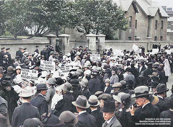  ??  ?? Protests in July 1921 outside Mountjoy Prison, from which Linda Kearns was to escape two months later.