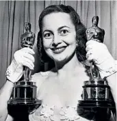  ?? AP ?? Olivia de Havilland holds two Oscars on March 24, 1950.