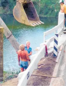  ??  ?? Katikati Lions building a pedestrian footbridge over the Uretara river in 1986.