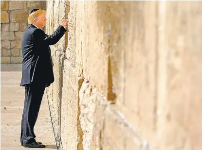  ?? JONATHAN ERNST/REUTERS ?? Donald Trump rezó ante el Muro de las Lamentacio­nes en Jerusalén, donde depositó un papel.