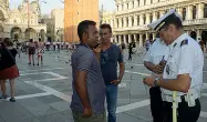  ??  ?? Nel mirino I vigili multano i venditori abusivi in piazza san Marco (Archivio)