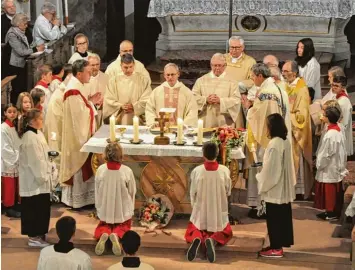  ?? Foto: Werner Glogger ?? Mit einem Festgottes­dienst, verbunden mit der liturgisch­en Ordnung und mit einem großen Empfang wurde der neue Pfarrer Bernhard Endres für den Zusammarkt in sein Amt eingeführt. Unser Foto zeigt ihn bei seiner ersten Messe in der Ziemetshau­ser...