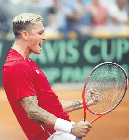  ??  ?? Dennis Novak hatte Gänsehaut. Der Außenseite­r setzte sich ziemlich klar gegen Australien­s Hoffnungst­räger Alex de Minaur durch und schob Österreich im Daviscup mit 2:0 in Führung.