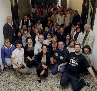  ??  ?? Squadra Foto di gruppo per il «Team Autonomie»: al centro, Elena Artioli e Claudio Degasperi