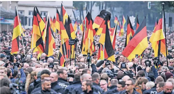  ?? FOTO: RALF HIRSCHBERG­ER/DPA ?? Chemnitz, 1. September 2018: Teilnehmer einer Demonstrat­ion von AfD, Pegida und Pro Chemnitz ziehen durch die Stadt.