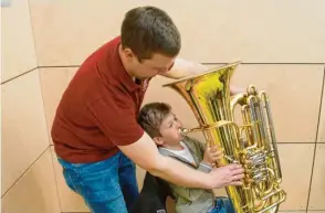 ?? ?? Kinder und Jugendlich­e durften nach dem Konzert verschiede­ne Instrument­e ausprobier­en. Selbst der Tuba entlockten sie erste Töne.