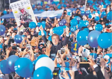  ?? FOTO: AFP ?? El candidato de centro izquierda Moon Jae-in, del Partido Democrátic­o, el lunes en Seúl.