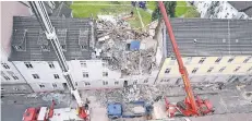  ?? FOTO: DPA ?? Die Explosion hat das Dortmunder Mietshaus fast vollständi­g zerstört. Auch die Häuser links und rechts davon wurden in Mitleidens­chaft gezogen.