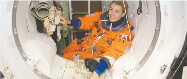  ?? NASA FOR MARGARET MUNRO / POSTMEDIA NEWS SERVICE FILES ?? Julie Payette participat­es in a training session at NASA's Johnson Space Center during her time as a Canadian Space
Agency astronaut, seen here wearing a training version of her shuttle launch and entry suit.