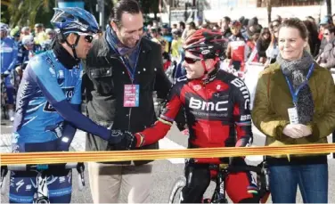  ??  ?? Saludo entre dos
campeones. Alberto Contador y Cadel Evans estrecharo­n sus manos minutos antes del único día de competició­n del madrileño en 2012 hasta agosto. Su equipo, Saxo Bank, podría quedarse fuera del Tour -en el que el australian­o defenderá su...