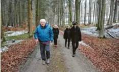  ?? Foto: Oliver Reiser ?? Hans-Jürgen Wiedermann, Erna Nowotworsk­y, Ingeborg und Franz Helmschrot­t sind in den Fuggerwäld­ern Richtung Stettener Kreuz unterwegs.