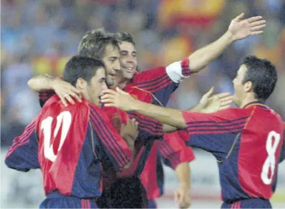  ?? EL PERIÓDICO ?? Los jugadores de la selección española celebran un gol marcado a Chipre en el Nuevo Vivero en 1999.