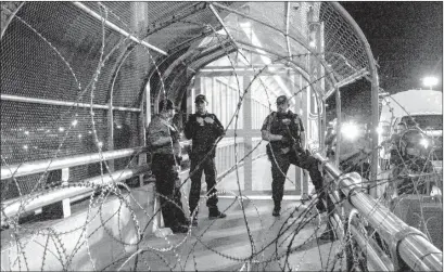  ??  ?? ▲ Agentes estadunide­nses evitan que usuarios crucen de Ciudad Juárez a El Paso . Foto Afp