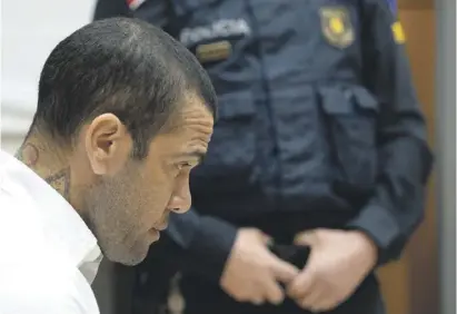  ?? Foto: dpa ?? Dani Alves sitzt auf der Anklageban­k. Dem 40-Jährigen droht eine langjährig­e Haftstrafe.