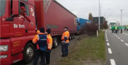  ?? FOTO MVN ?? Aanschuive­nde vrachtwage­ns in Zeebrugge. Het in de rij staan zal alleen maar langer en langer duren.