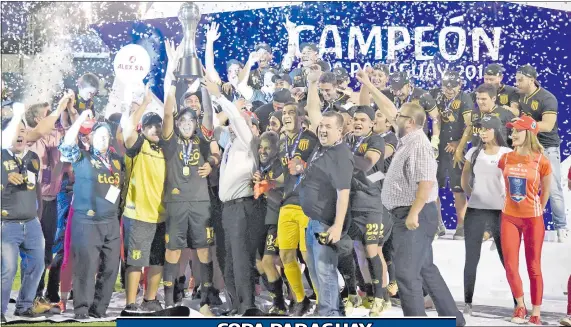  ??  ?? La Copa Paraguay en manos de los aurinegros tras ganar a Olimpia, en Pedro Juan Caballero.