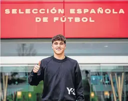  ?? FEB ?? Pau Cubarsí, ayer a su llegada a la Ciudad del Fútbol de Las Rozas.