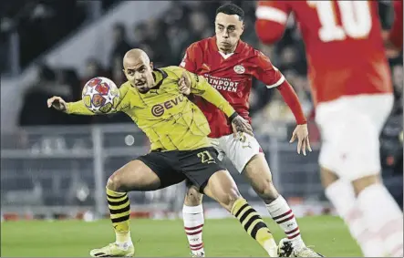  ?? FOTO: EFE ?? Donyell Malen, presionado por Sergiño Dest El delantero neerlandés no celebró su gol por respecto al PSV, su primer equipo