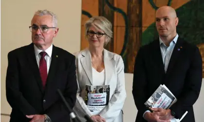  ?? Photograph: Mick Tsikas/AAP ?? Independen­t MPs Andrew Wilkie and Helen Haines, and independen­t senator David Pocock launch theWhistle­blower Protection­s Report at Parliament House.