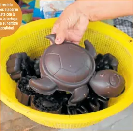  ??  ?? En el recinto Galápagos elaboran chocolate con la forma de la tortuga que lleva el nombre
de la localidad.