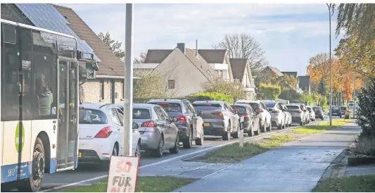  ?? RP-FOTOS (2): MVO ?? Es wird über den Grünstreif­en gefahren und zu schnell. Tausende niederländ­ische Autofahrer nehmen am Wochenende den Weg durch das Grenzdorf Wyler zur Einkaufsar­ena. Die Bürger wehrten sich mit einer Aktion, die ihre Wirkung
nicht verfehlte.