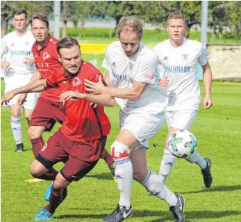  ?? FOTO: ALEXANDER TUTSCHNER ?? Immer einen Schritt schneller waren die Berger (Nikolas Deutelmose­r, links) am Samstag gegen den FV II (Tim Rainbow).