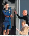  ?? ALEJANDRO MARTÍNEZ VÉLEZ / EFE ?? Busquets, con Rubiales en Barajas.