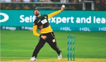  ?? Atiq ur Rehman/Gulf News ?? Junaid Khan of Sultans bowls against Lahore Qalandars at Dubai Internatio­nal Cricket Stadium on Friday. Junaid became only the second player to pull off a hat-trick in the tournament after Mohammad Amir’s 2016 effort.