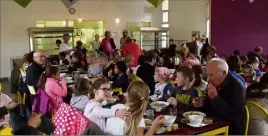  ?? (Photo C. A.) ?? Grands parents et enfants partagent le même repas bio de la cantine scolaire.