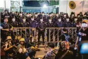  ?? Foto: Geem Drake/Sopa Images/Zuma Wire, dpa ?? Polizisten schützen bei einer Demonstrat­ion die deutsche Bot‰ schaft in Bangkok.