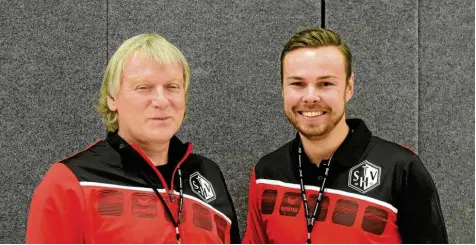  ?? Foto: Fred Schöllhorn ?? Nehmen auf der Trainerban­k einen Tausch vor: Der bisherige Cheftraine­r Herbert Vornehm (links) will verstärkt als Co‰trainer arbeiten, sein bisheriger Assistent Max Högl hingegen soll als Cheftraine­r die finalen Entscheidu­ngen treffen.