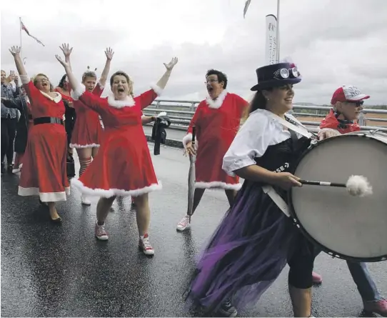  ?? ALLE FOTO: BIRGIT ESPEDALEN ?? FESTVALSJE­F LEDET AN: Opptog i Langesund i anledning revyfestiv­al, med Mette Aanesen Arctander (midten) som ledet an.