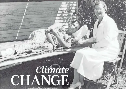  ?? JOHN C. LINCOLN HEALTH NETWORK ?? Marguerite Culley visits a Desert Mission patient resting in front of a cottage in Sunnyslope, circa 1930s.