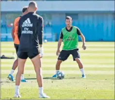  ??  ?? RECUPERADO. Eden Hazard, ayer entrenándo­se con el grupo.